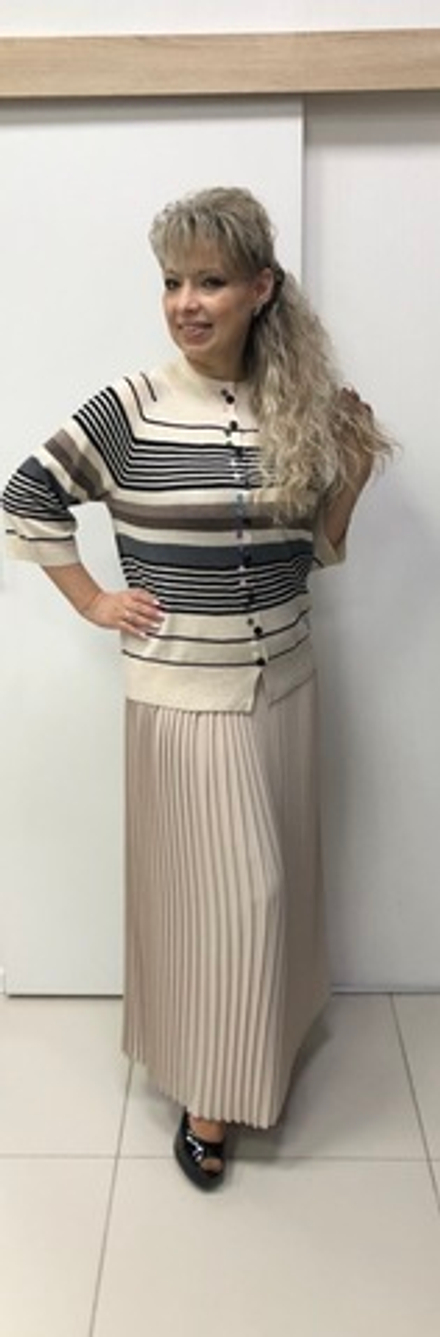 Бежевая длинная гофрированная юбка