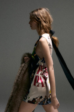 ZARA HARRY LAMBERT X DISNEY АТЛАСНОЕ ПЛАТЬЕ С ПРИНТОМ «ПИТЕР ПЭН», НАТУРАЛЬНЫЙ