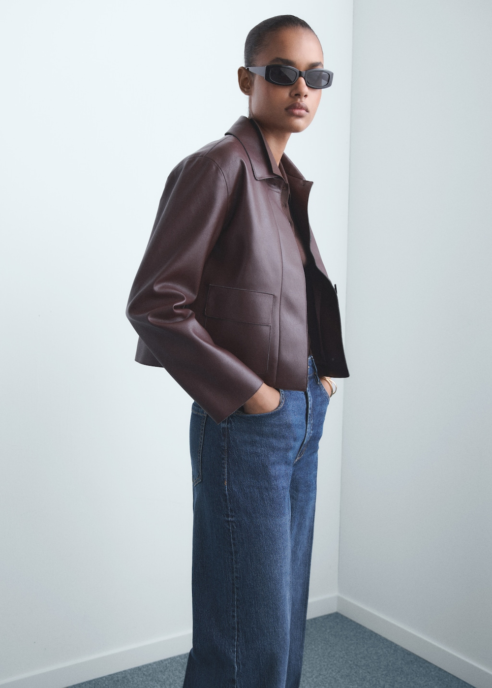 Джинсы с широкими штанинами и высокой посадкой