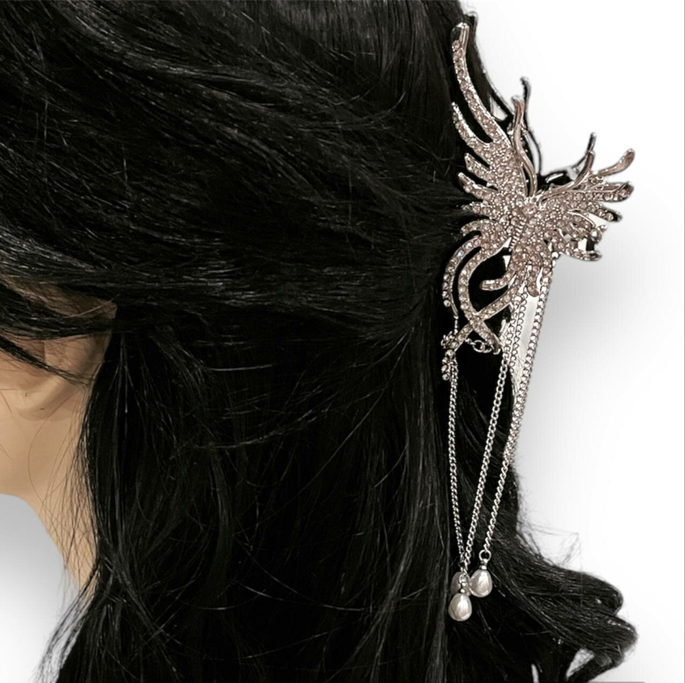 Заколка-краб для волос "Пушистая бабочка" со стразами. Цвет серебро