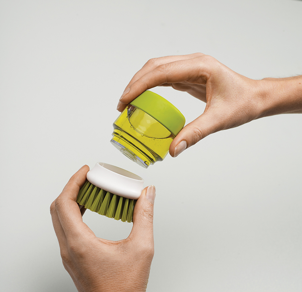Щетка с дозатором моющего средства Palm Scrub™ серая, Joseph Joseph