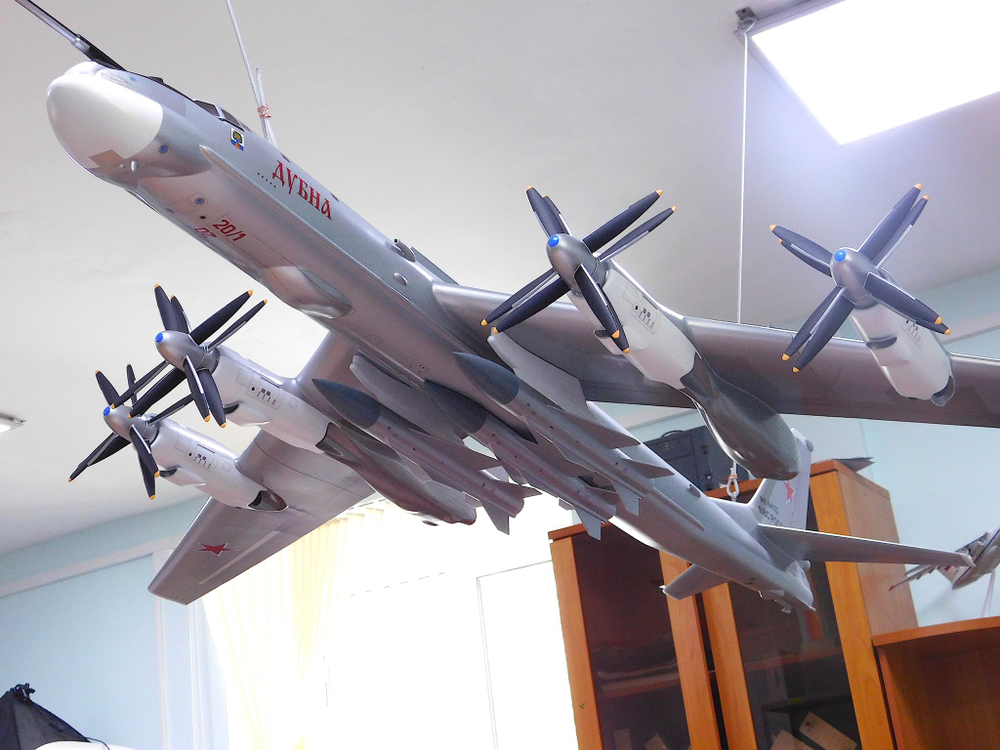 Модель самолета Ту-95 (М1:32, ВВС России, Дубна)