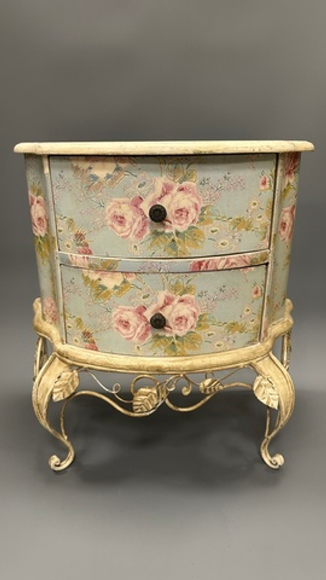 Комод на кованых ножках.