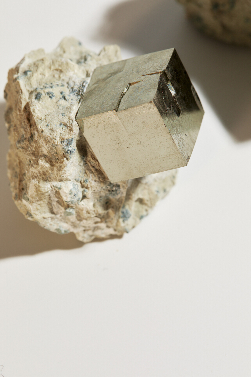 Пирит на породе M