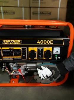 Электрогенератор бензиновый PARTNER FOR GARDEN 4000 Е (4.875 кВа полная мощность, 220 В / 12 В, 3/3.5 кВт, 50 Гц, 7 л.с, ЭЛЕКТРОСТАРТЕР + АКБ)