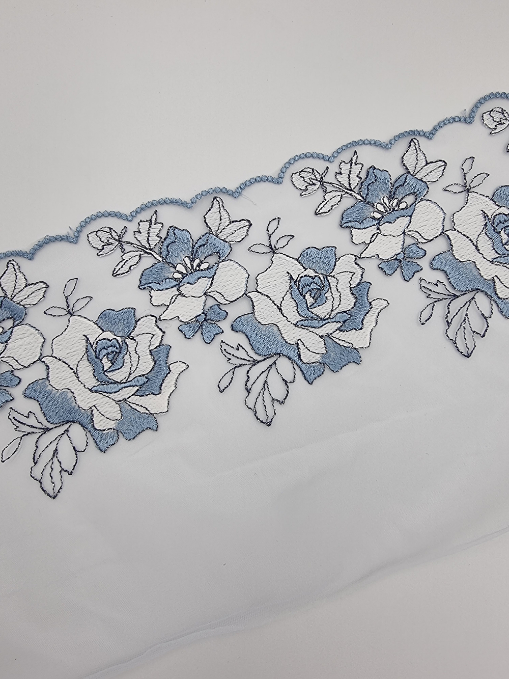 Вышивка на сетке голубой/серебро К790 левая 21 см