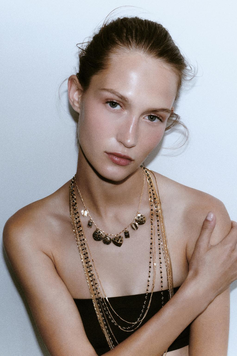 ZARA НАБОР ИЗ 3 ОЖЕРЕЛИЙ С ЦЕПОЧКАМИ, БУСИНАМИ И ШАРМАМИ, ЦВЕТ СОСТАРЕННОГО ЗОЛОТА