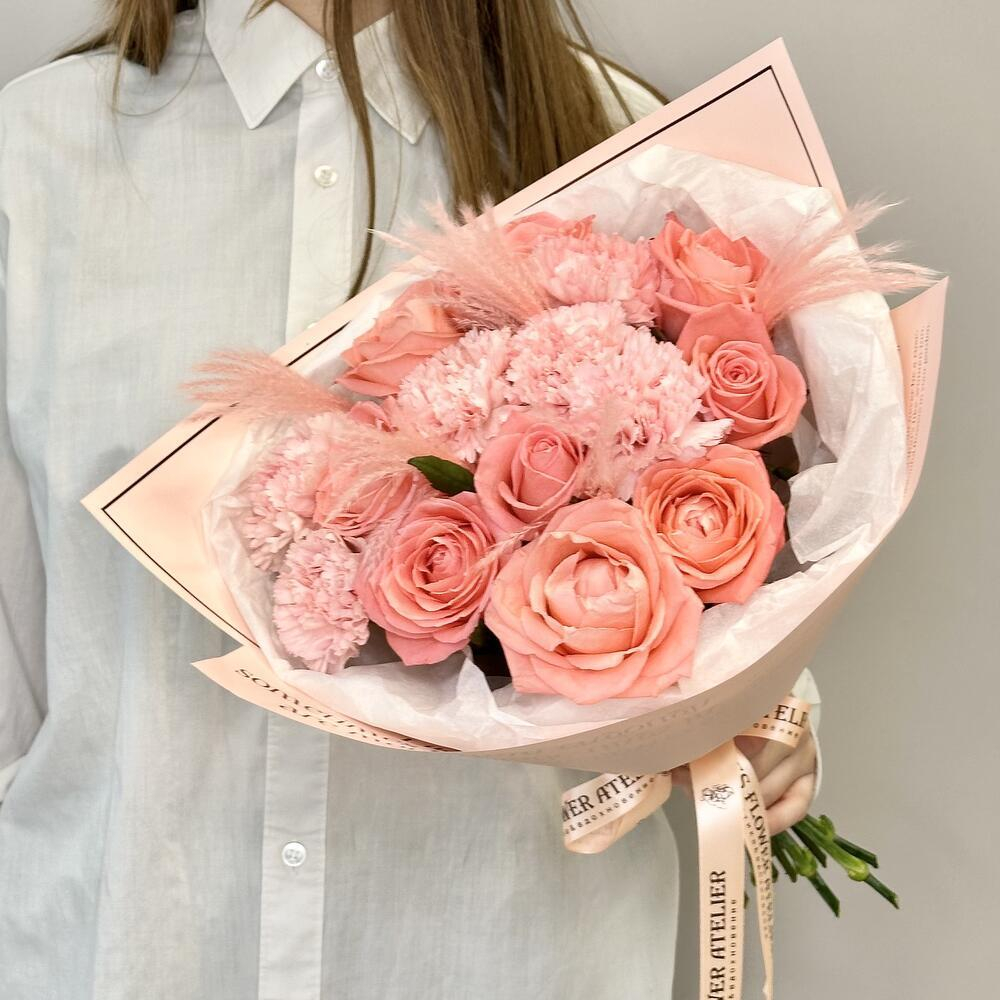 «Розовый фламинго» букет из роз Анна Карина и диантусов