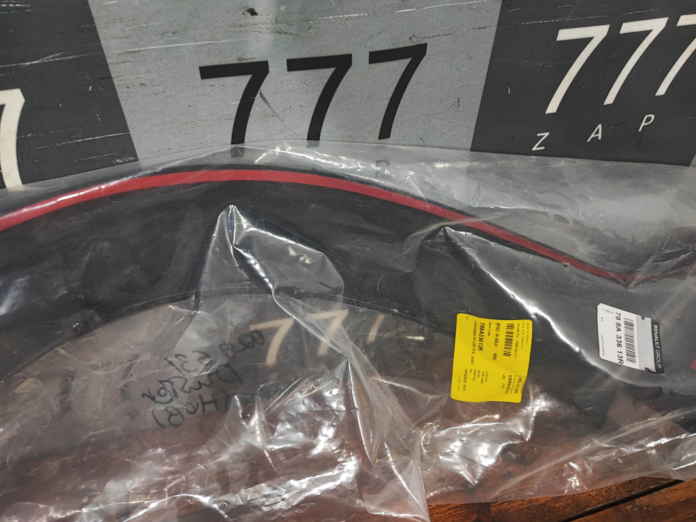 Накладка крыла заднего левого Renault Duster Новая Оригинал 788A33613R