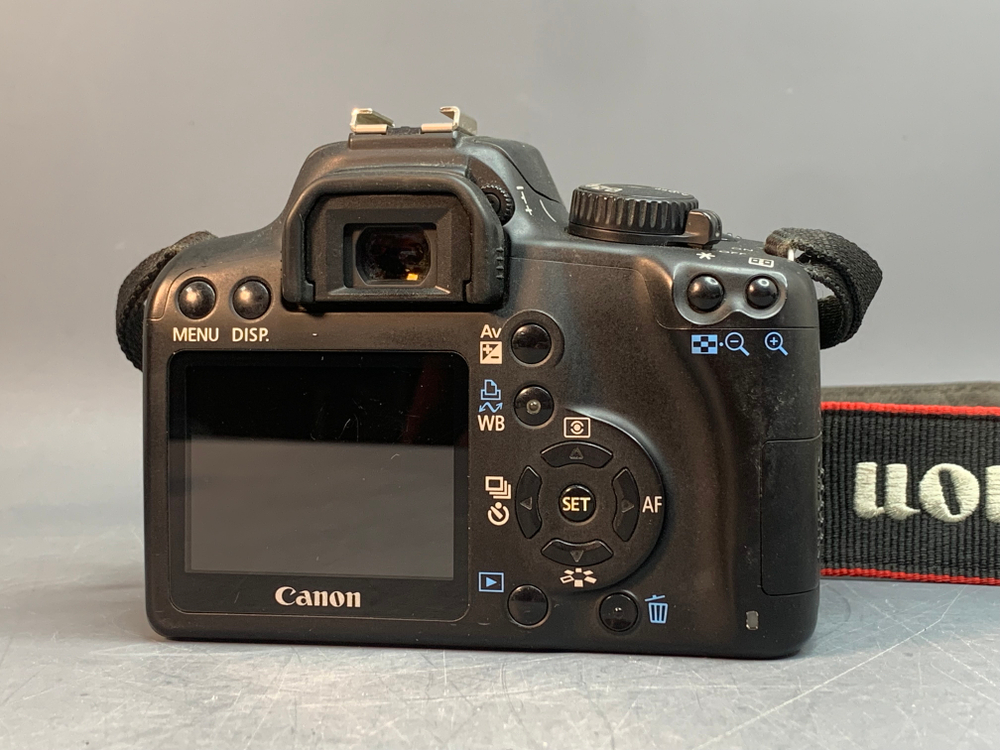 Canon 1000D kit 18-55mm 3.5-5.6 II 3.270 кадров