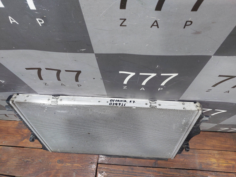 Радиатор двигателя Skoda Octavia 3 (A7)  Б/У Оригинал 5Q0121251EN