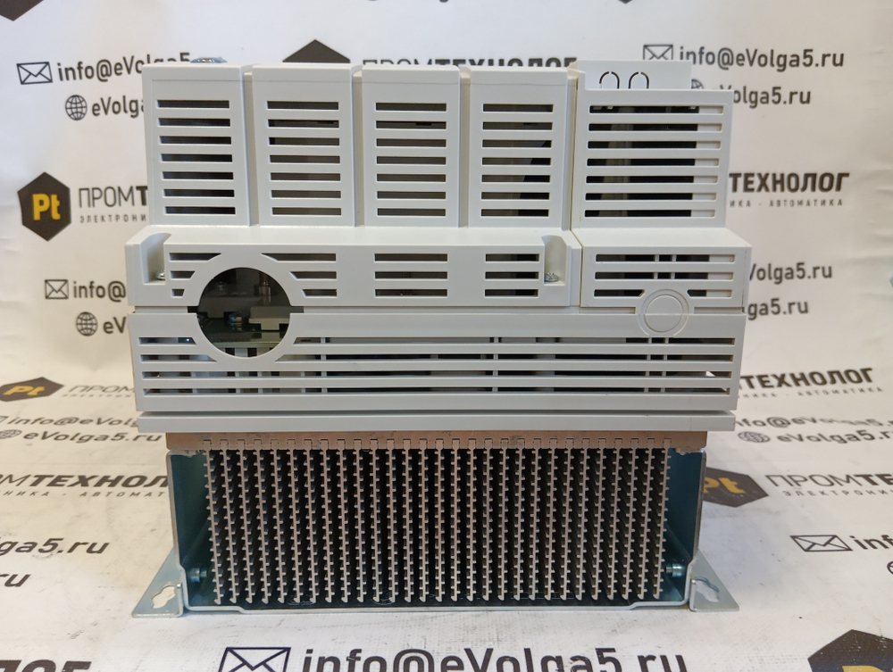 Lenze E82EV303K4B201 новое