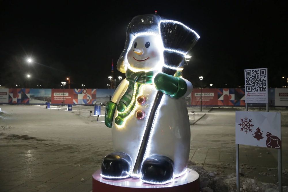 Уличная фигура "Снеговик с метлой"