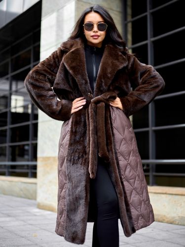 Шоколадный комбинированный пуховик с капюшоном и поясом