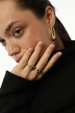 Кольцо массивное золотое, каплевидный циркон