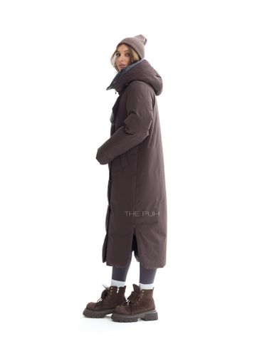 Длинный пуховик темно-шоколадного цвета с поясом