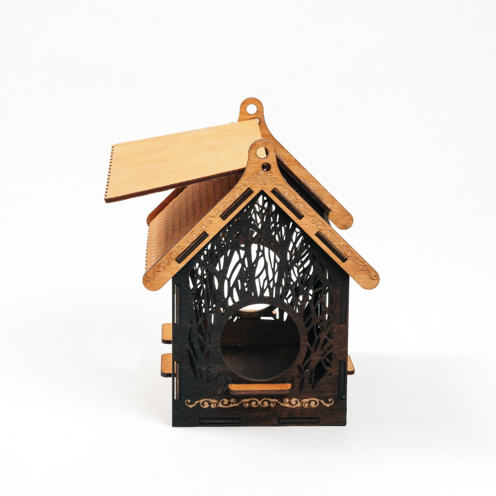 Резная кормушка-домик из кедра для птиц из дерева. F3