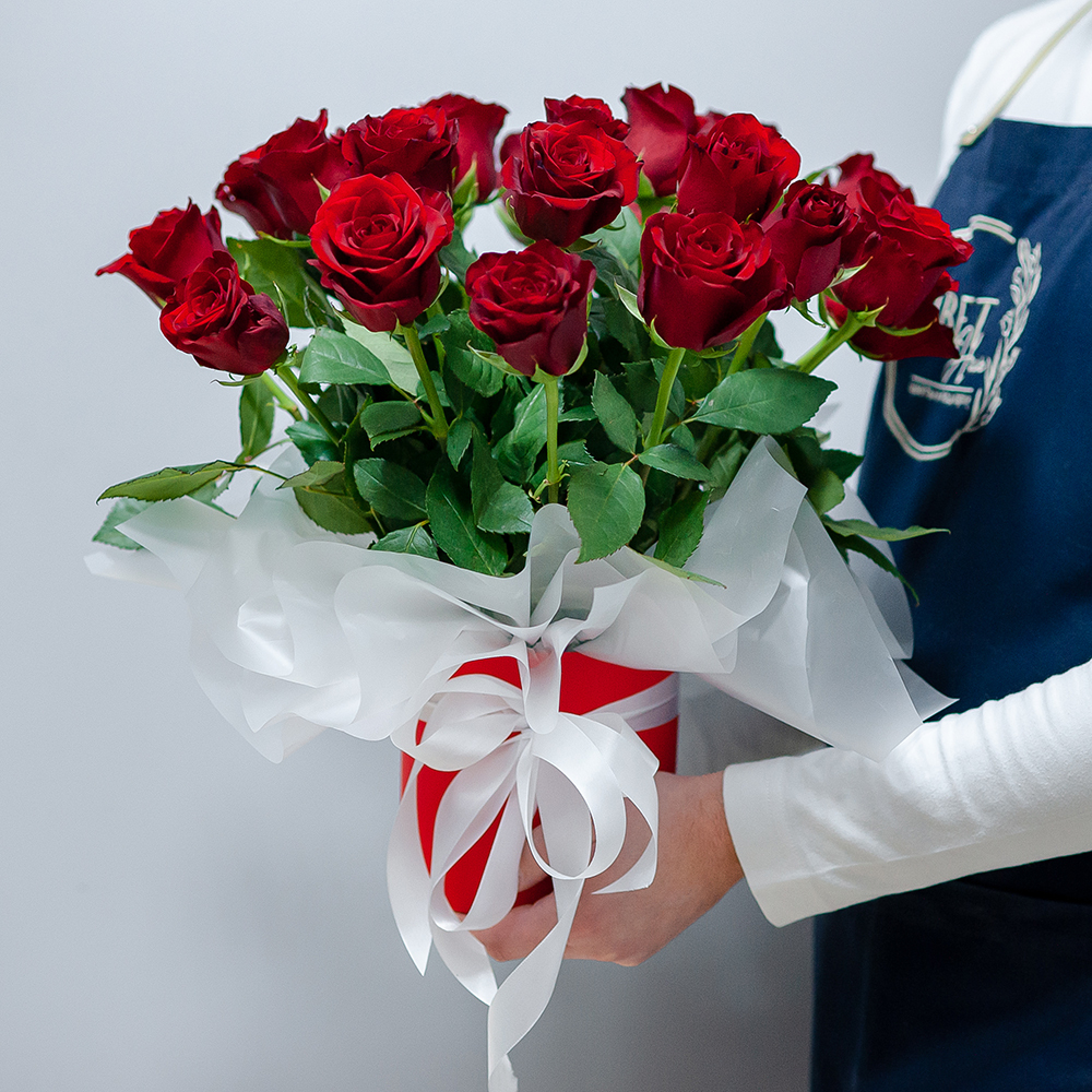 21 красная роза в шляпной коробке