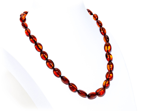 Бусы из цельного натурального янтаря "Морская галька". Длина 50 см, бусины до 10 на 8 мм.