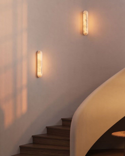 Настенное бра в современном минималистичном стиле.