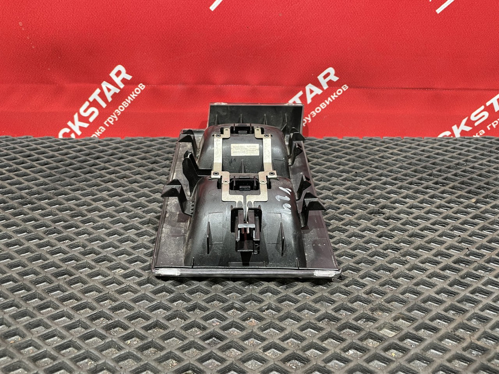 Плафон внутреннего освещения левый