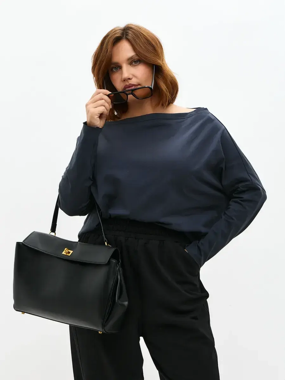 Лонгслив с широким вырезом лодочка графит