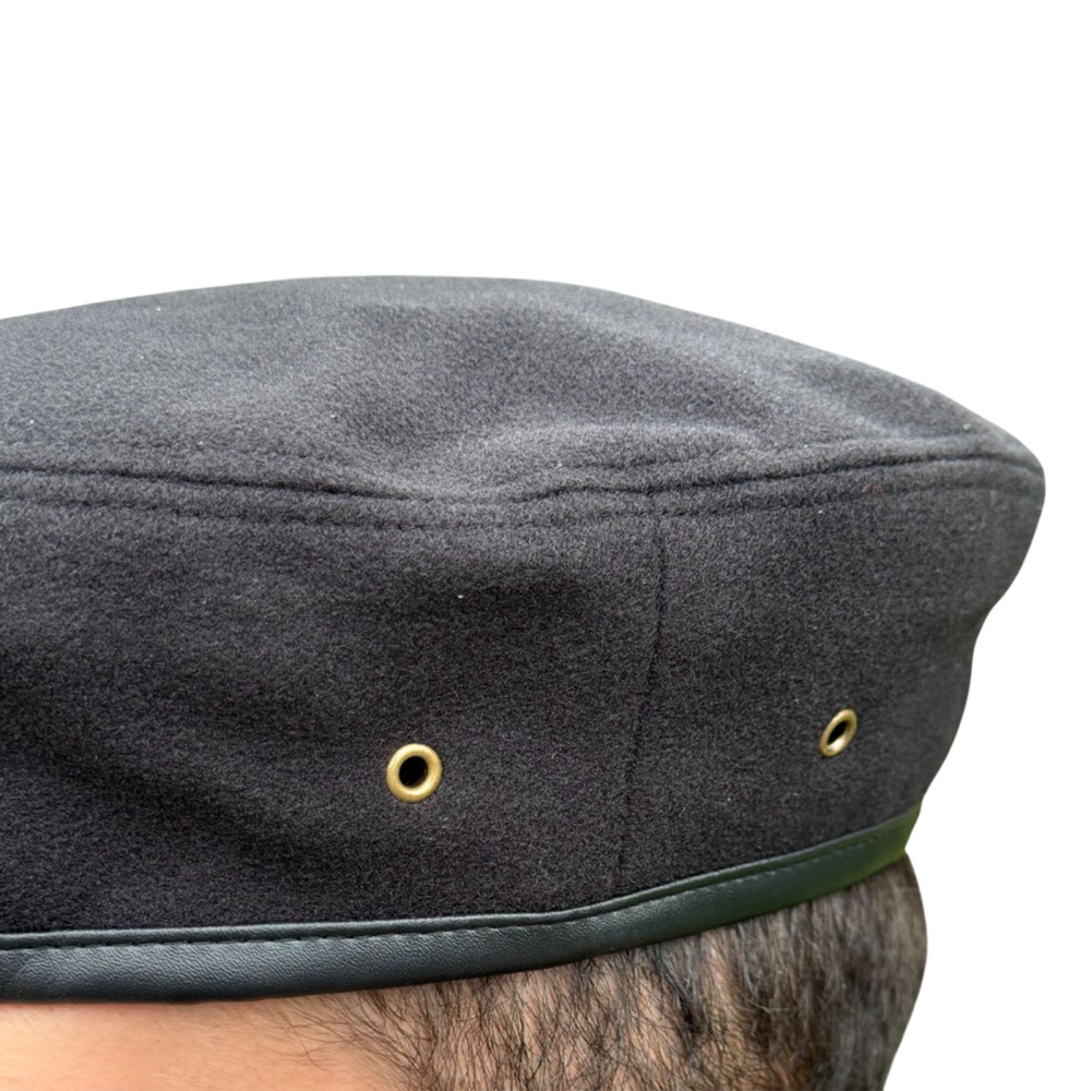 Шовный берет черного цвета