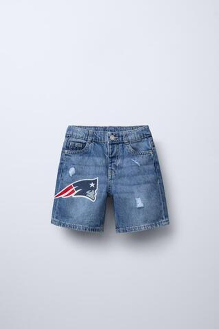 ZARA ДЖИНСОВЫЕ ШОРТЫ-БЕРМУДЫ С ПРИНТОМ «PATRIOTS» ©NFL, ВЫЦВЕТШИЙ СИНИЙ