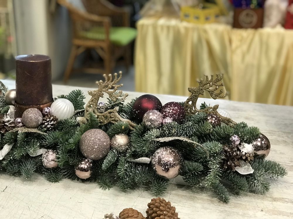 Новогодняя композиция на стол с свечами. и украшениями