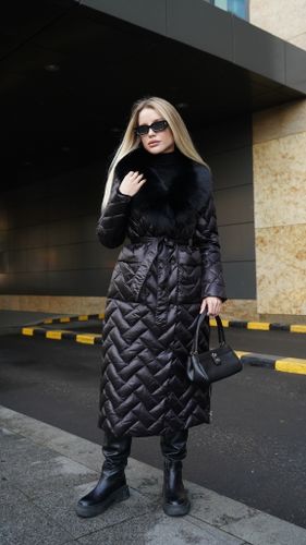 Черный длинный стеганый пуховик с меховым воротником