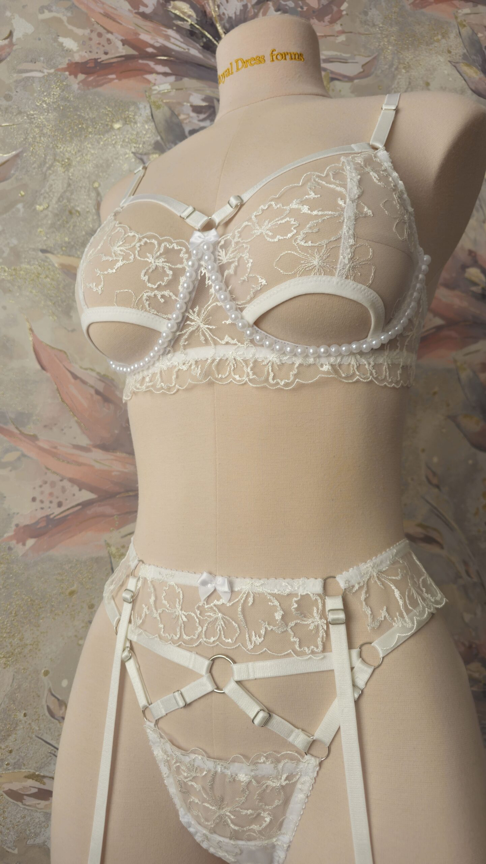 Вышивка на сетке экрю с легким люрексом неэластичная ширина 22 см