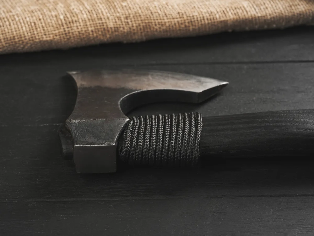 Кованый топор "Брату от брата", гравировка "Скорпион", рукоять черный мореный ясень