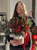 Композиция из хвои с илексом и свечой