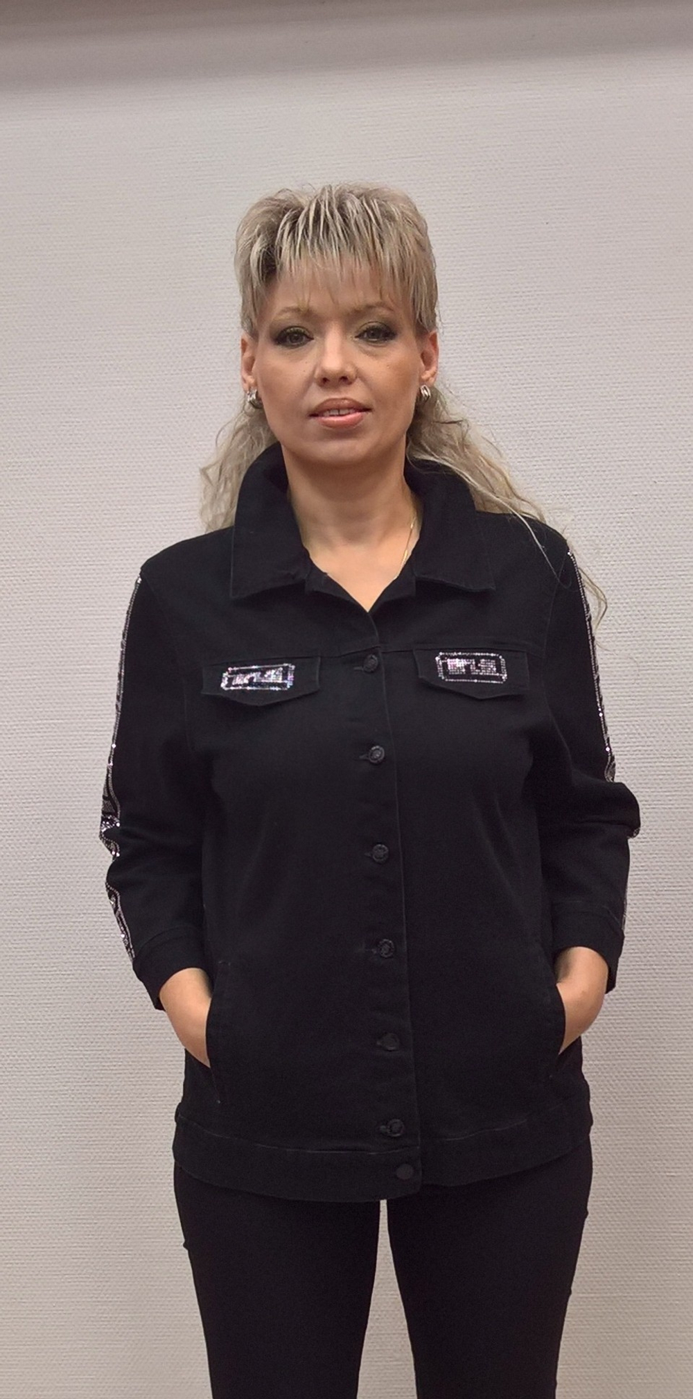 Короткий черный жакет из хлопка со стразовой отделкой