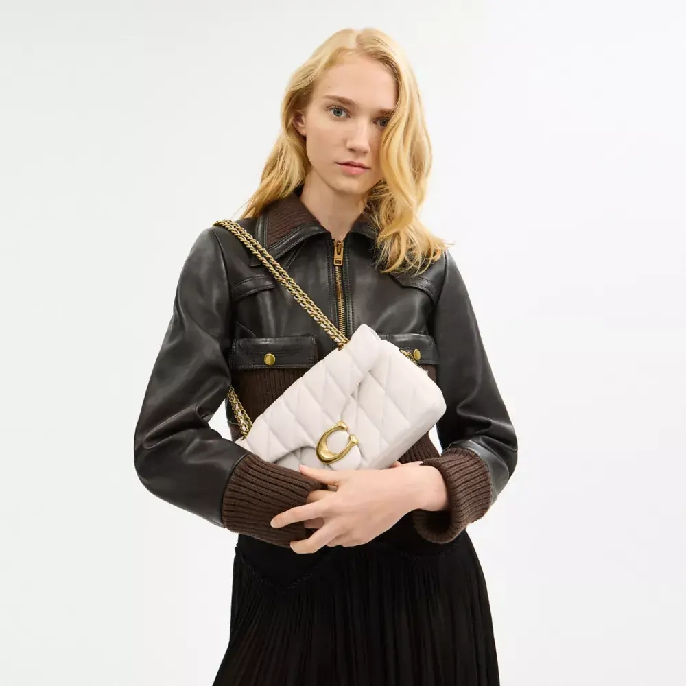 COACH СУМКА ЧЕРЕЗ ПЛЕЧО TABBY 26 С МЯГКОЙ ПОДКЛАДКОЙ, БЕЛЫЙ