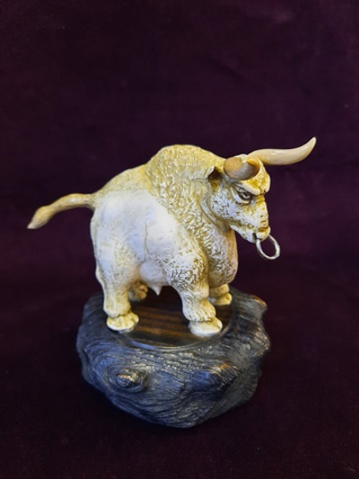 Композиция "Бык", бивень мамонта, термоясень