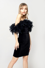 Платье с перьями сверху