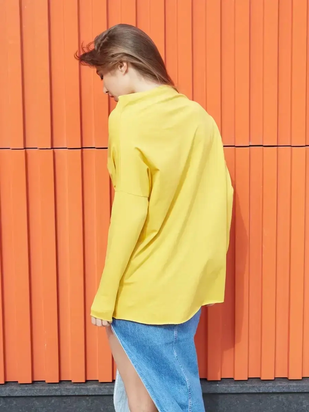 Лонгслив оверсайз с вырезом лодочка желтый