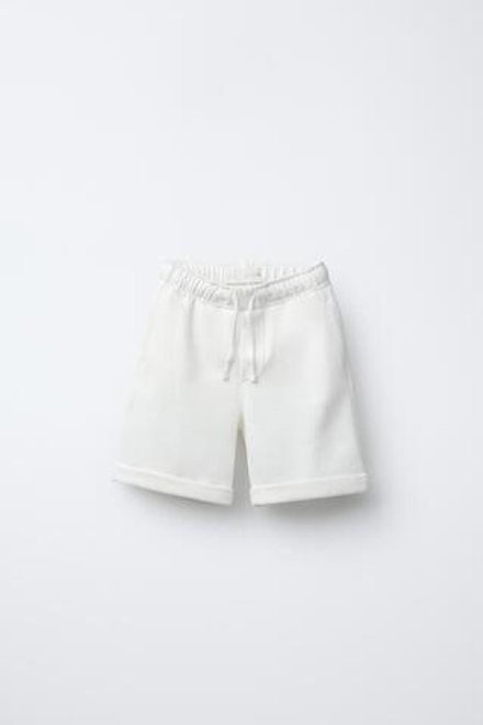 ZARA КОМФОРТНЫЕ ШОРТЫ-БЕРМУДЫ, ЖЕЛТОВАТО-БЕЛЫЙ
