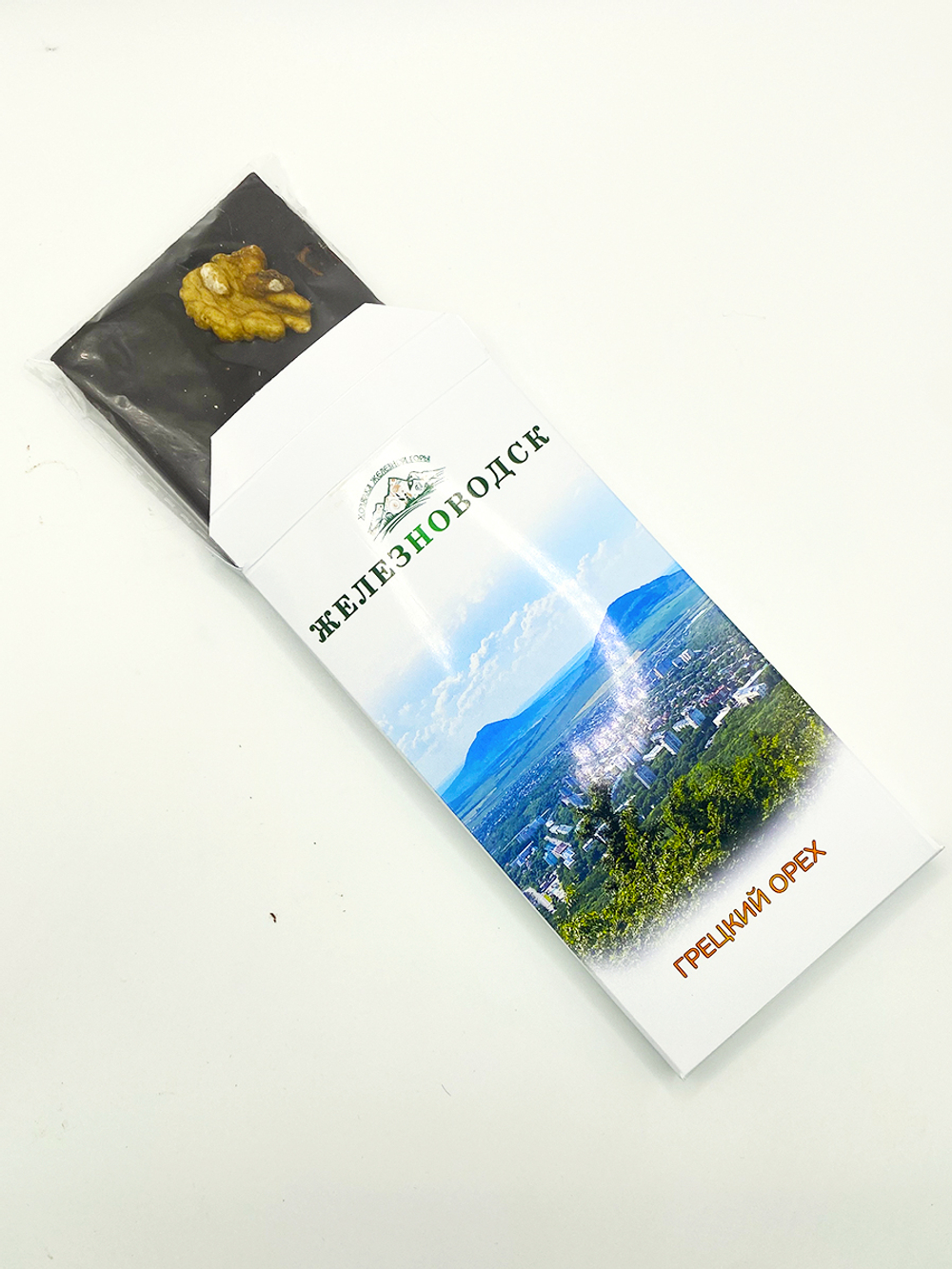 Темный шоколад с грецким орехом