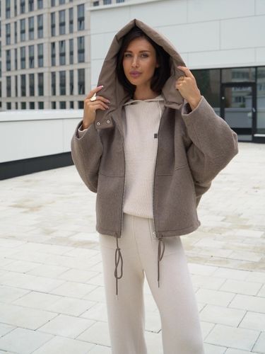 Коричневая куртка без утеплителя с объёмным капюшоном