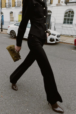 ZARA ПРИТАЛЕННАЯ РУБАШКА ИЗ КРЕПА, ЧЕРНЫЙ