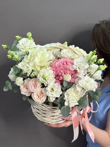 Авторская композиция в корзине в бело-розовой гамме