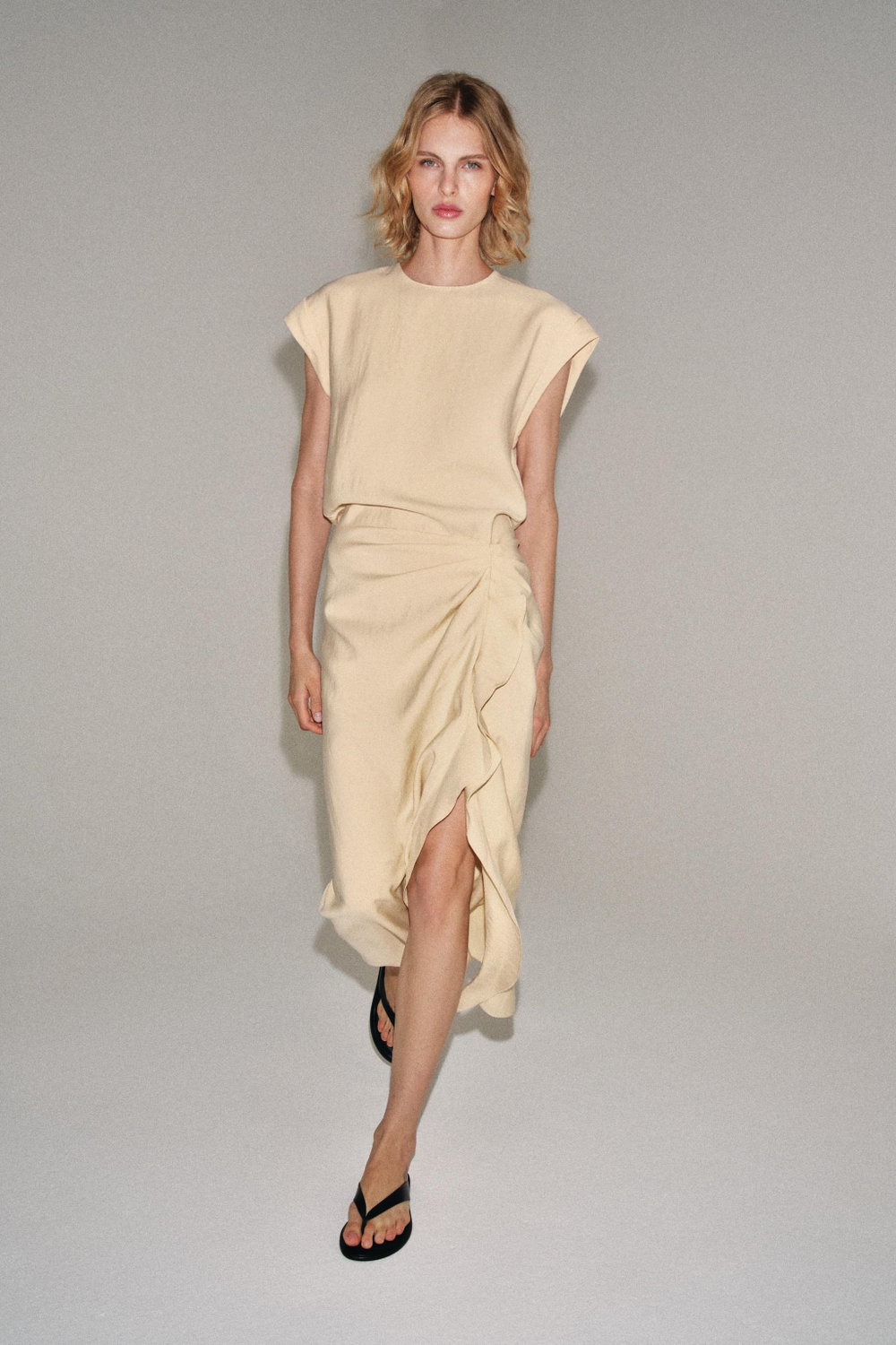 ZARA ПЛАТЬЕ МИДИ С ВОЛАНАМИ — ZW COLLECTION, ЦВЕТ СЛОНОВОЙ КОСТИ