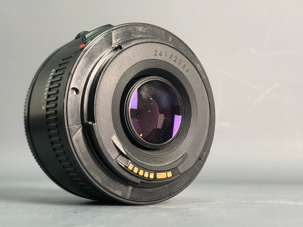 Canon EF 50mm 1.8 II царапка на задней линзе