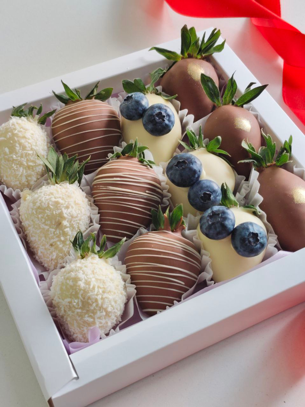 Клубника в шоколаде с декором из голубики