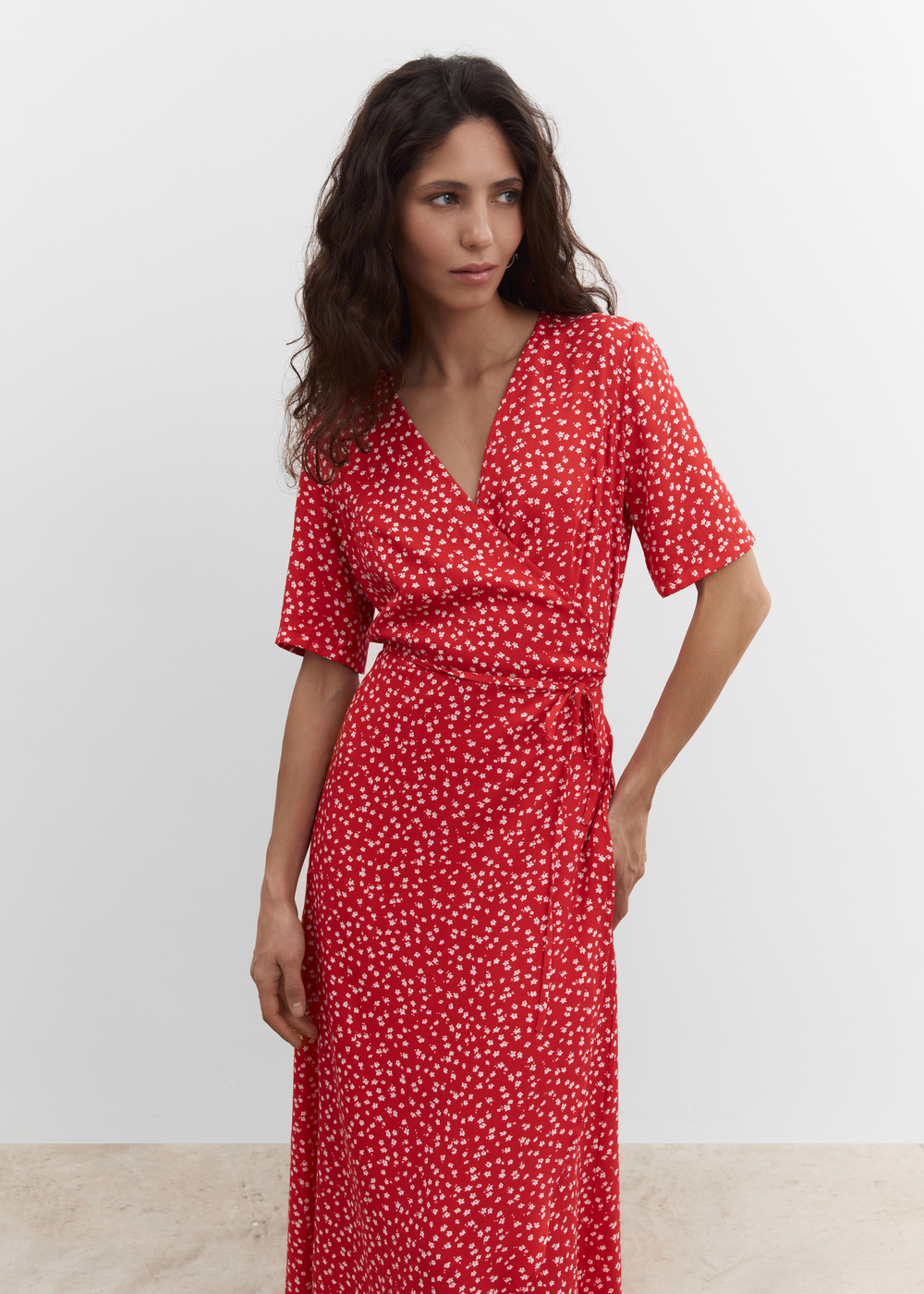 Платье на запах в длине миди