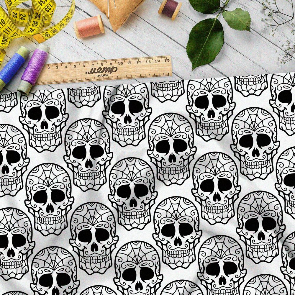 Ткань мембрана резные сахарные черепа на белом фоне