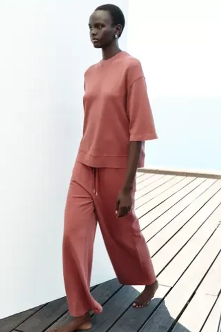 ZARA ШИРОКИЕ БРЮКИ ИЗ ТКАНИ С ЭФФЕКТОМ ПОТЕРТОСТИ, ЦВЕТ БУРГУНДСКОГО ВИНА