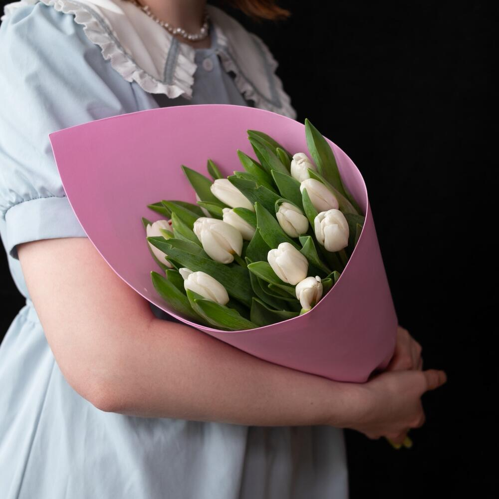 Букет из 15 белых тюльпанов в розовом оформлении